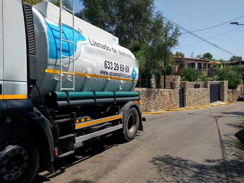 Camión cisterna de AguasMallorca junto a un chalet